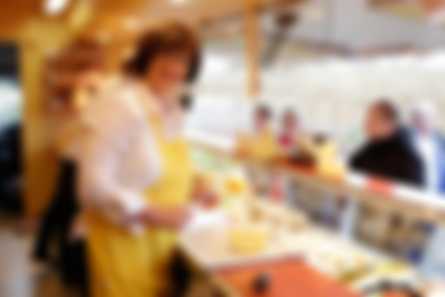 Marlies Hartkämper mit purer Freude bei der Arbeit am Käsestand